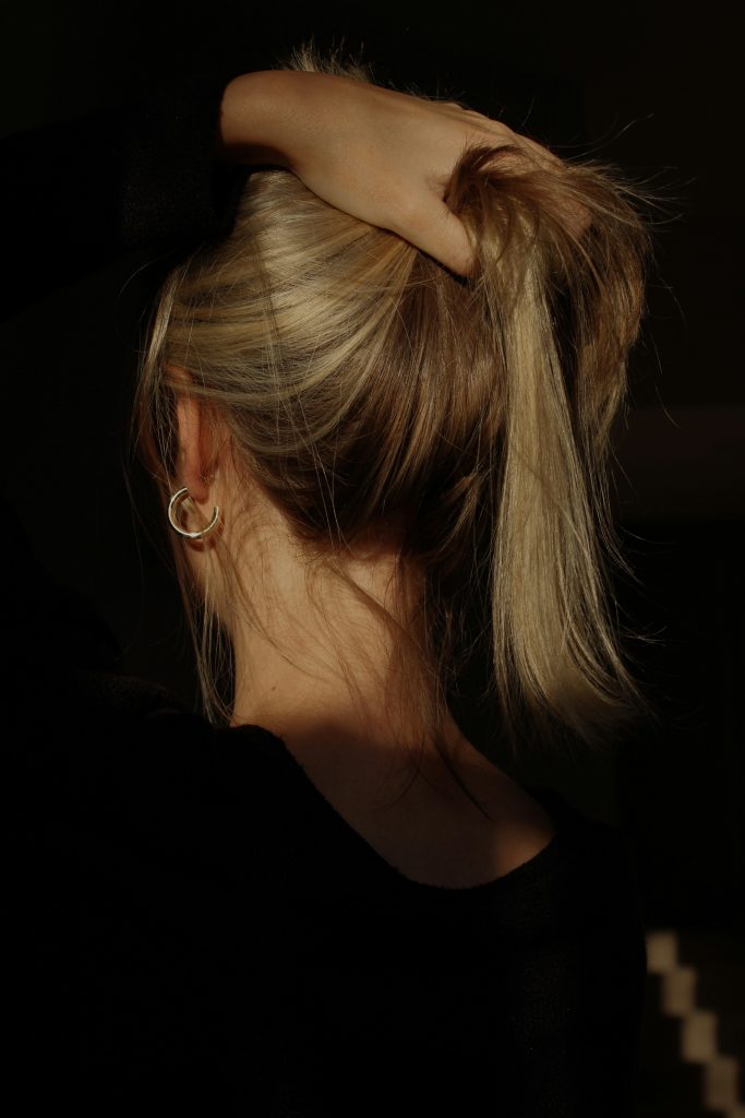 Entspannte beispielhafte Kundin bei Rebecca. hair&art.
